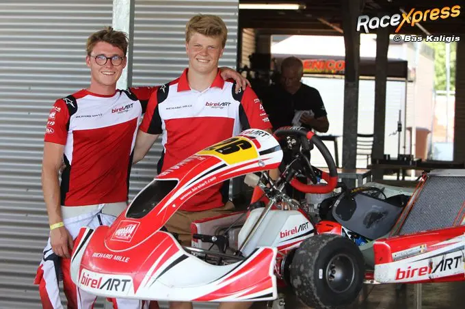 guillaume met broer mathieu carette delen in de vreugde na overwinning