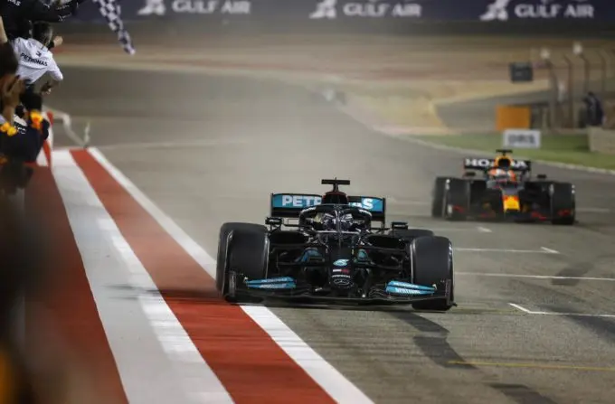 hamilton blijft verstappen voor 1