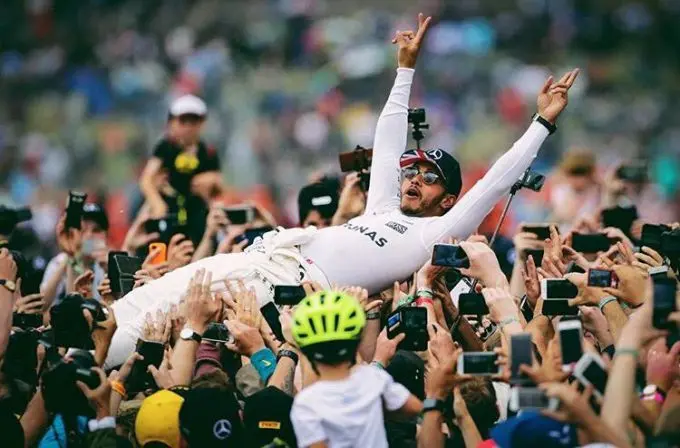 hamilton crowdsurfing