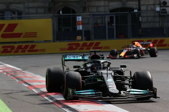 hamilton voor verstappen bakoe