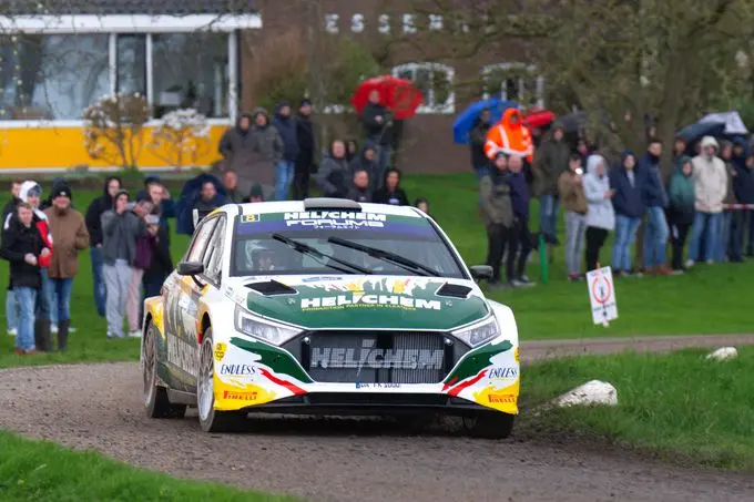 helichem rally team henk vossen en erik de wild in actie voor het talrijke publiek in de zuiderzeerally 240324