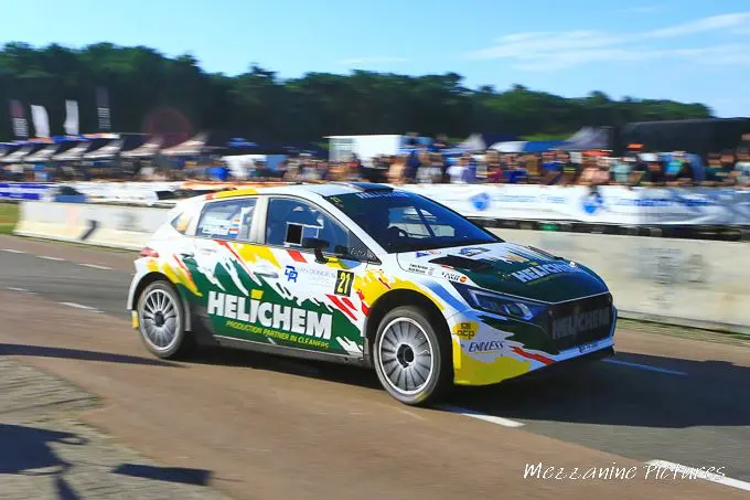 helichem rally team het massaal opgekomen publiek geniet in achtmaal van de doorkomst van de hyundai i20 rally2 van henk vossen 250713 2