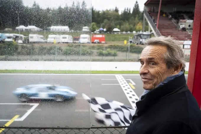 indrukwekkende ford gt40 le mans y69 revival met jacky ickx 1