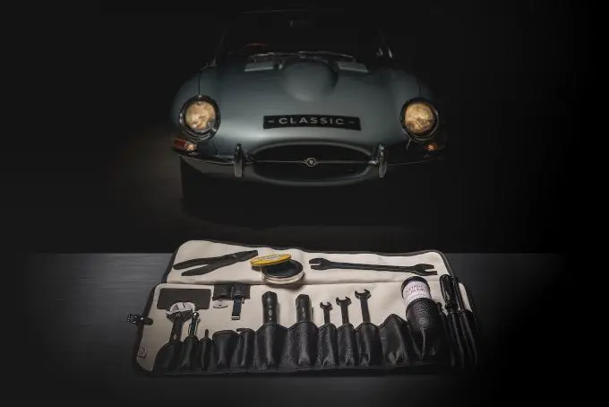 jaguar classic herintroduceert originele toolkit voor jaguar e type
