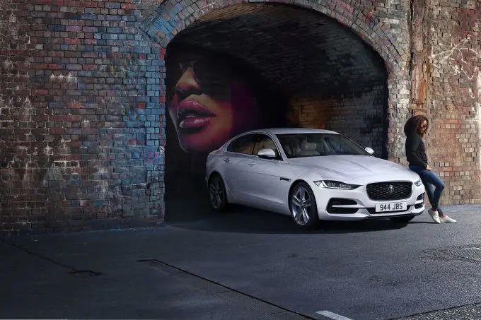 jaguar xe bij de tijd met nieuwe connected technologiyn en mild hybrid aandrijving 1