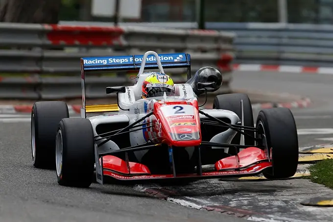 jake dennis wint race 1