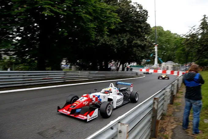 jake dennis wint race 2