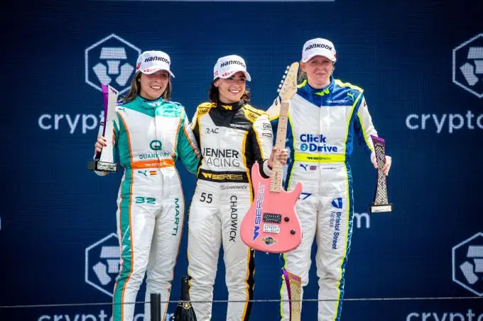 jamie chadwick podium