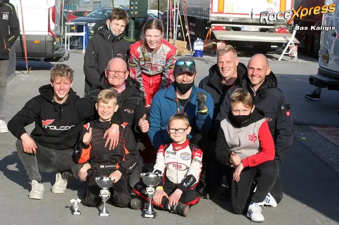 jason bralic zittend midden en team pdb naar overwinning imgl0125