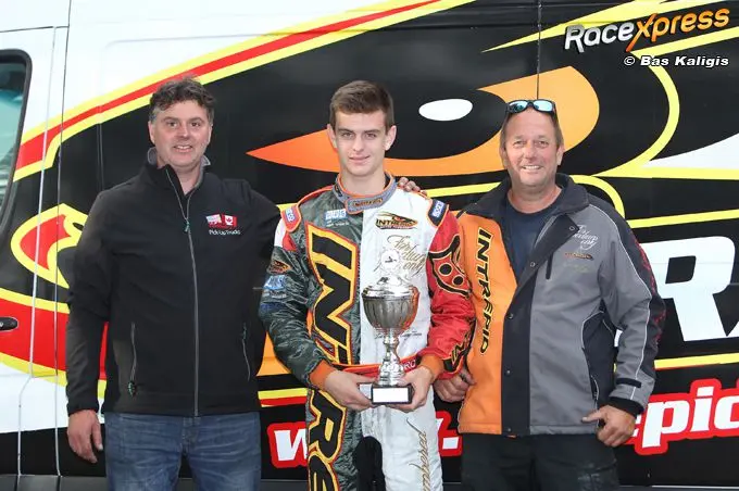 jordy van eijk midden met links vader en monteur peter en teambaas richard blom rechts blij et zege c014149