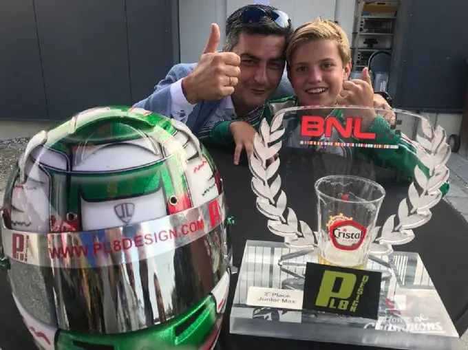 kampioenen rijden met gespoten helmen van pl8