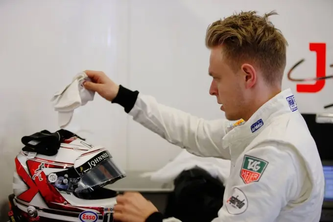 kevin magnussen helmet