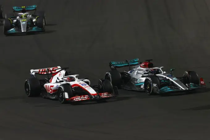 kevin magnussen naast russell