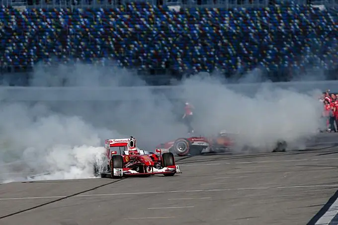 kimi raikkonen en sebastian vettel ferrari burn out