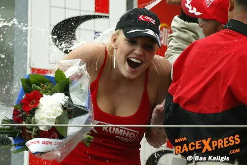 kiss miss krijgt champagne douche