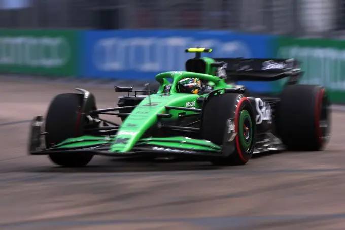 large 2025 singapore grand prix friday 0