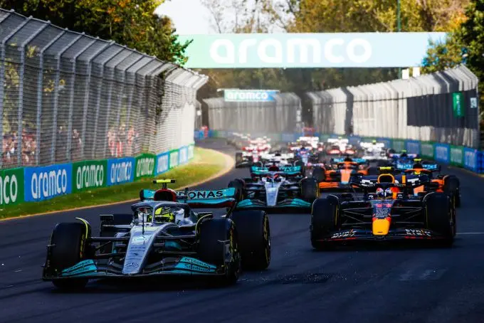 lewis hamilton aan kop