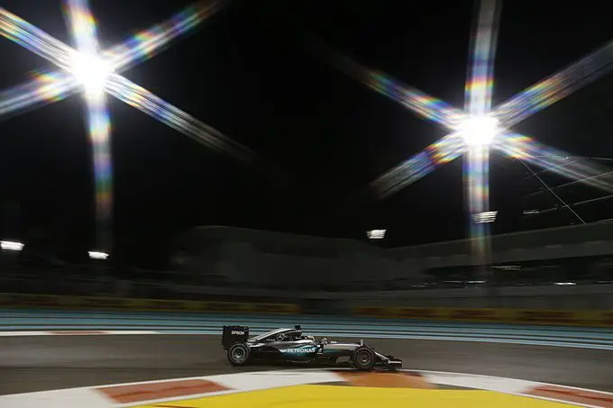 lewis hamilton abu dhabi racexpress 2