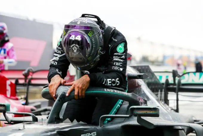 lewis hamilton diepe buiging m252103