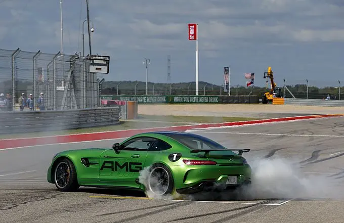 lewis hamilton en usain bolt mercedes amg burn outm139322
