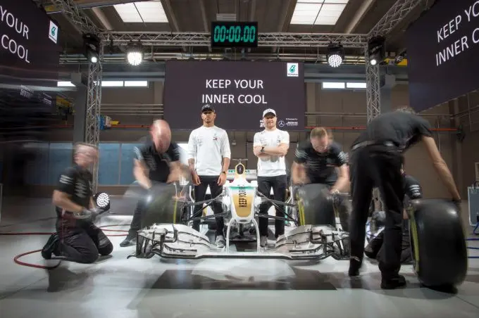 lewis hamilton en valtteri bottas keep your inner cool m184762