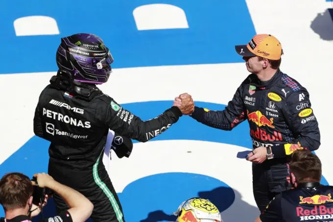lewis hamilton feliciteert max verstappen met pole m271846