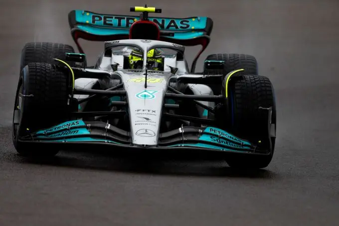 lewis hamilton front m310008