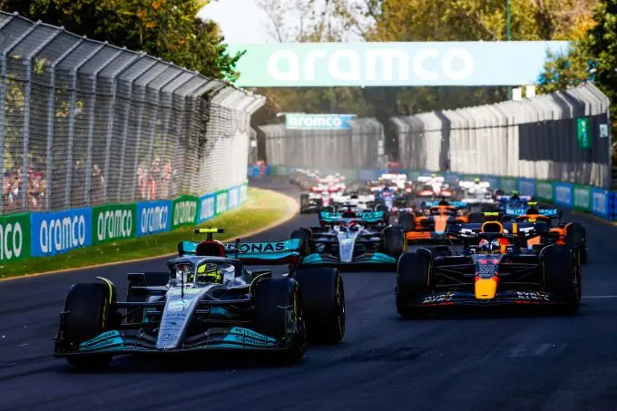 lewis hamilton gevolgd door russell gp australia m308906