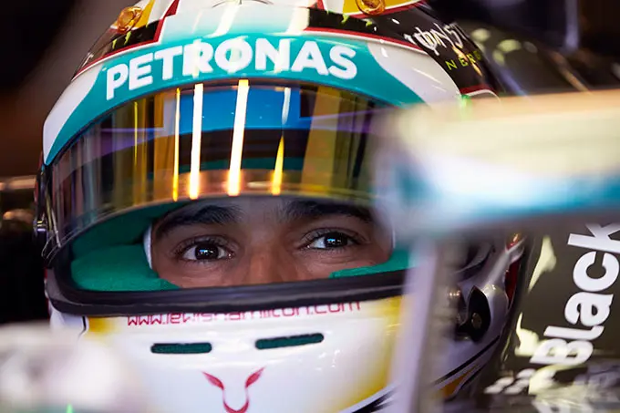 lewis hamilton in auto