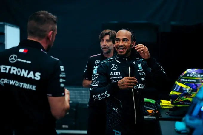 lewis hamilton kan weer lachen m413617