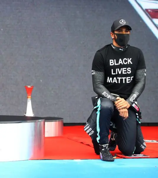 lewis hamilton knielen hon