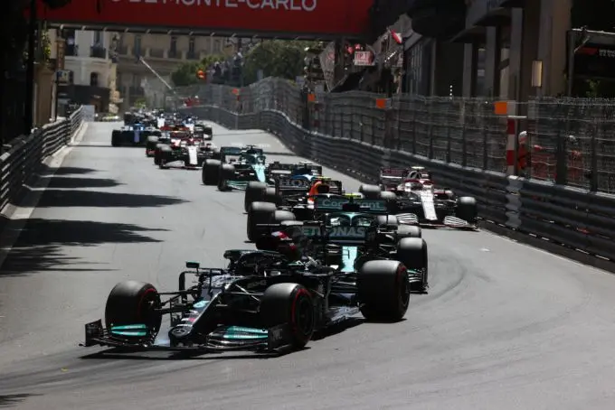 lewis hamilton p7 in de straten van monaco m268634