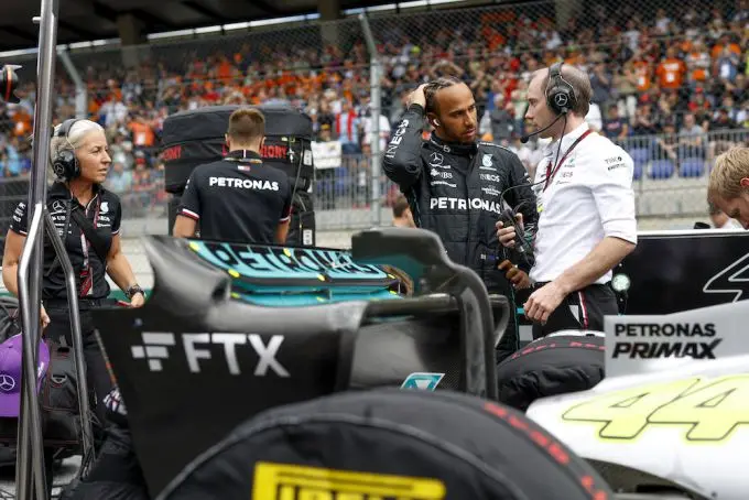 lewis hamilton pit oos 2