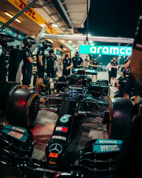 lewis hamilton pits bahrein