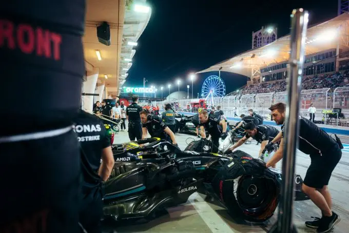 lewis hamilton pits