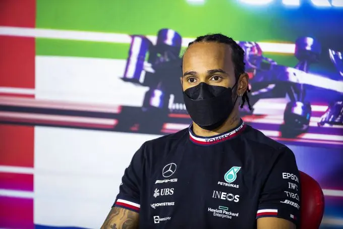 lewis hamilton sitting duck abu dhabi m296394