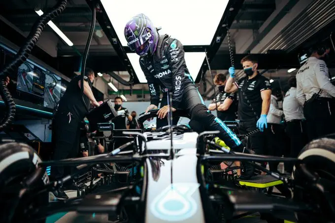 lewis hamilton sochi pitbox