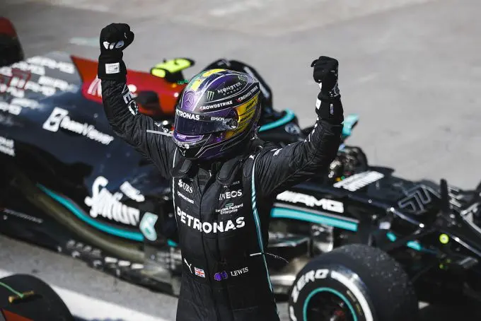 lewis hamilton viert zijn brazilie overwinning m290049