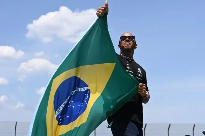 lewis hamilton vlag brazilie m346236