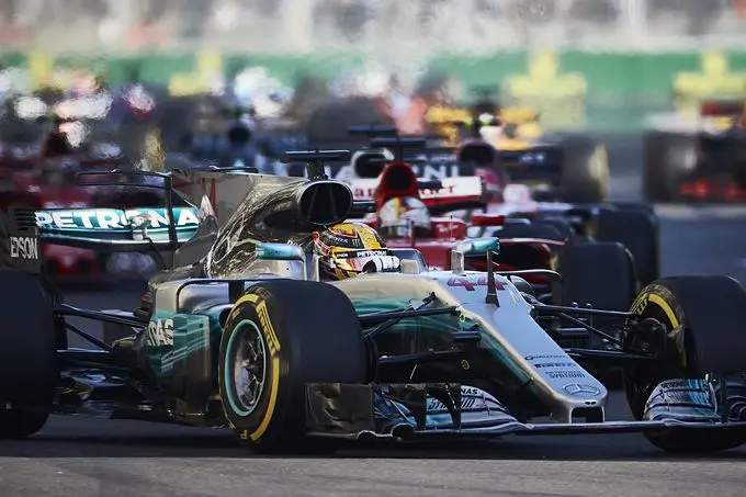 lewis hamilton voor sebastian vettel m71787