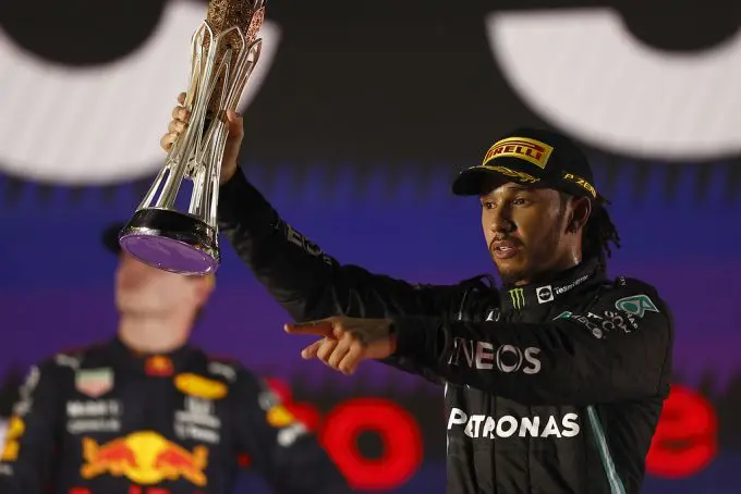 lewis hamilton winnaar gp saudi arabie met beker m294518