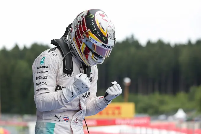 lewis hamilton wint formule 1 gp van oostenrijk