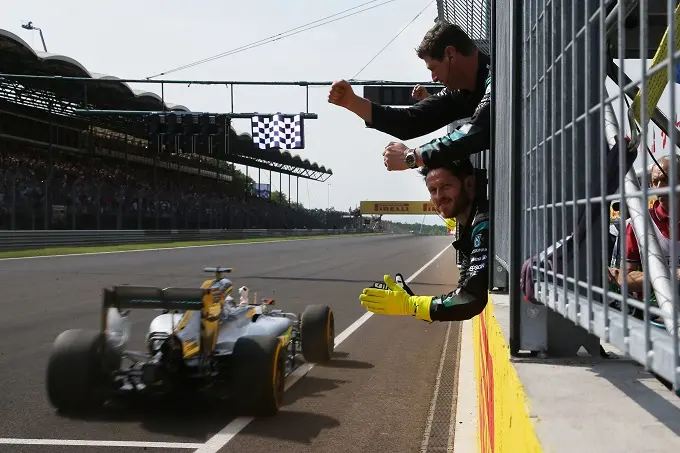 lewis hamilton wint gp hongarije