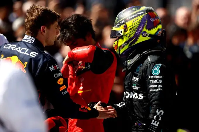 lewis hamilton wordt gefeliciteerd door max verstappen gp canada 2022 m320533