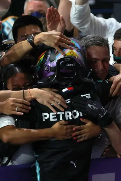 lewis viert overwinning m294339