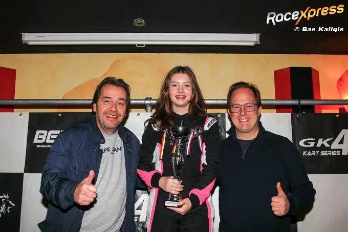 livia samson podium prijsuitreiking livia samson midden met vader links en rechts teambaas
