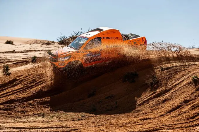 maik willems ploegt door het zand