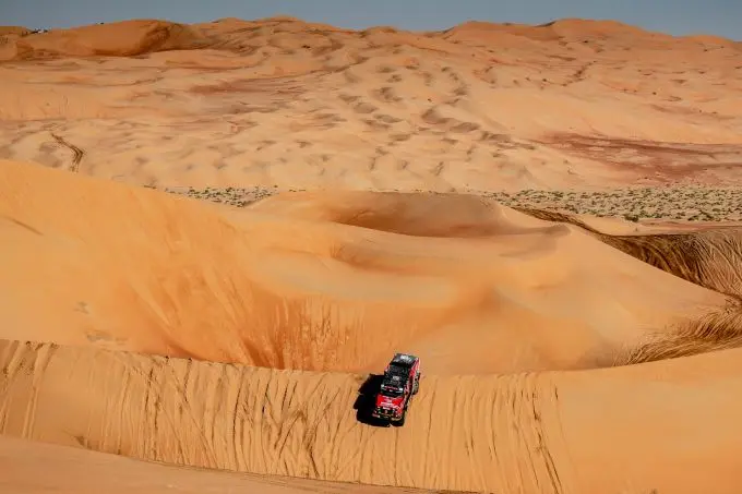 mammoet rallysport speelt voor wegenwacht in de woestijn