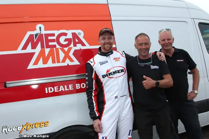 mark verhoeven met teambaas francois slangen en oud dakar rally rijder geert verhoeven