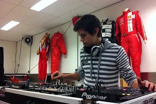 max koebolt van karting naar dj